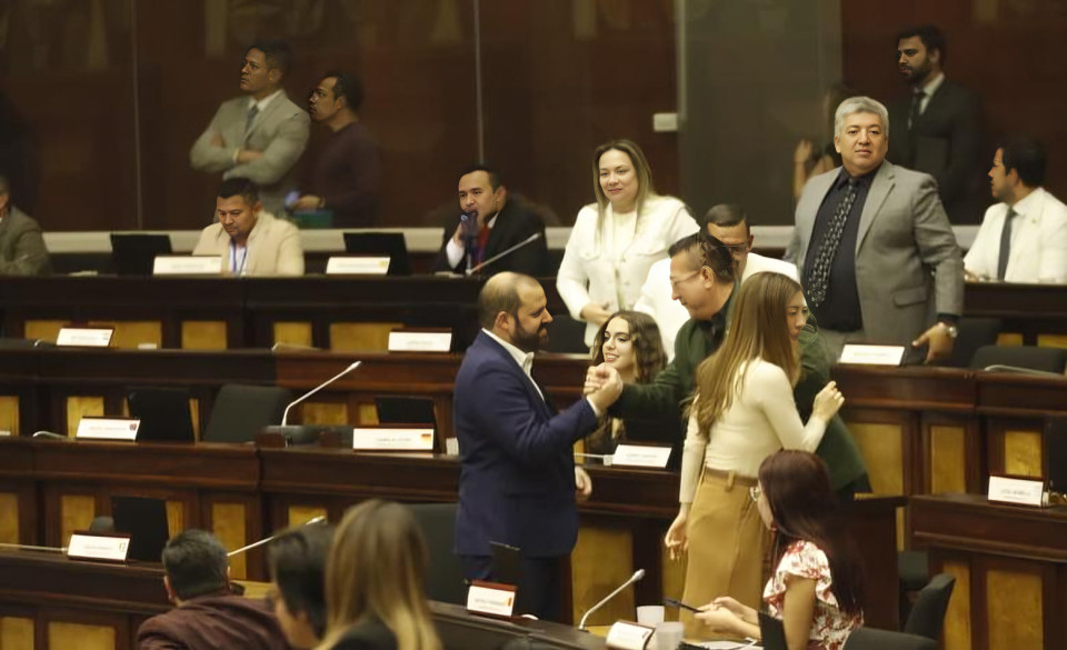 Sesión Asamblea Nacional Ecuador durante debate Ley del BIESS aprobada por oficialismo septiembre 2025