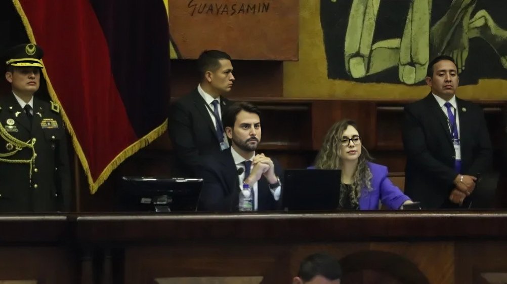 Sesión de la Asamblea Nacional debatiendo la Ley de Fortalecimiento Crediticio con legisladores de diferentes bancadas políticas