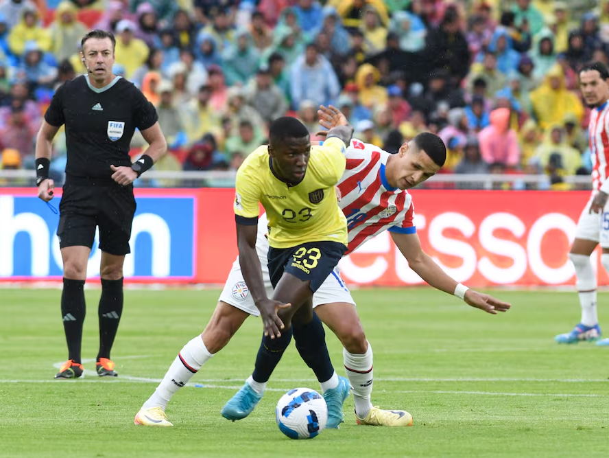 Jugadores de Paraguay y Ecuador disputan un balón en el estadio Defensores del Chaco.