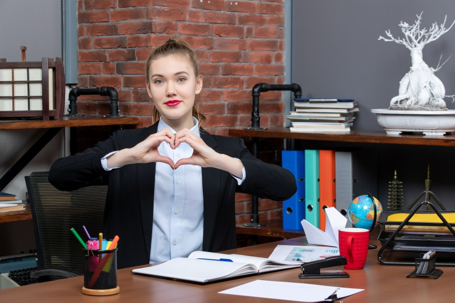 Profesional midiendo presión arterial en oficina corporativa para prevención cardiovascular en el trabajo