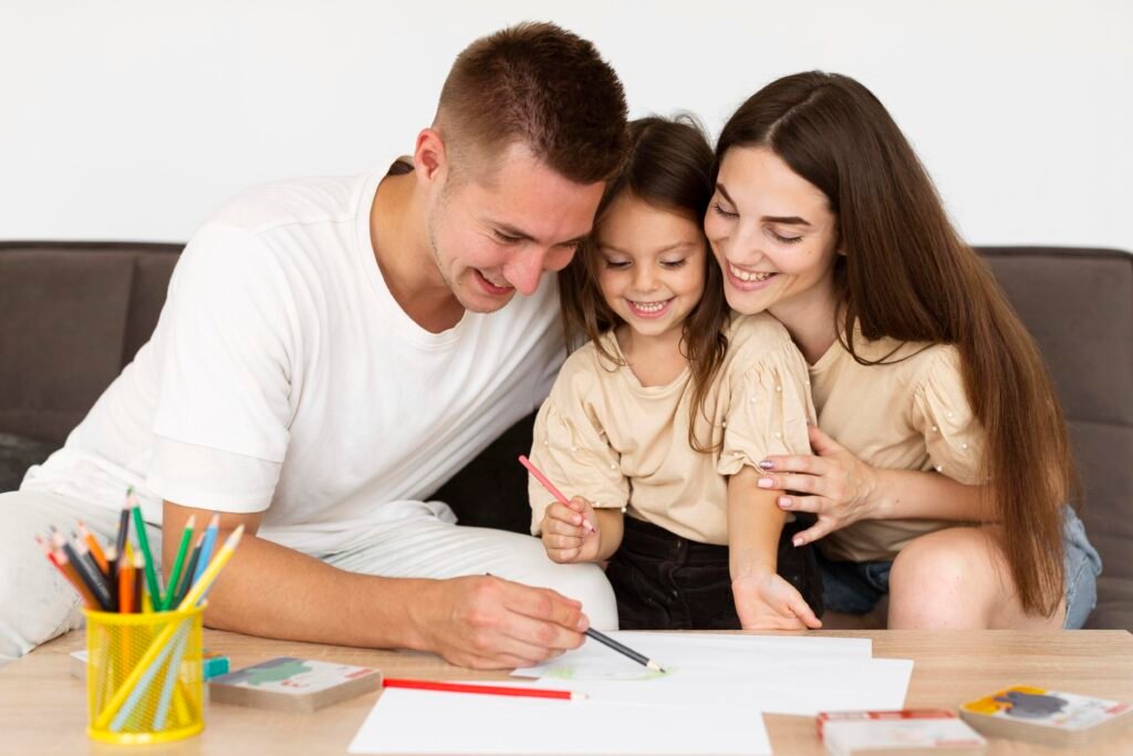 Padres acompañando a sus hijos en una educación moderna con apoyo y empatía