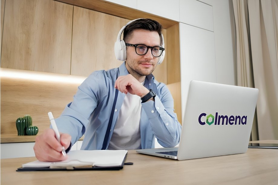 Profesionales participando en programa de ventas y comercialización de software de COLMENA con enfoque digital