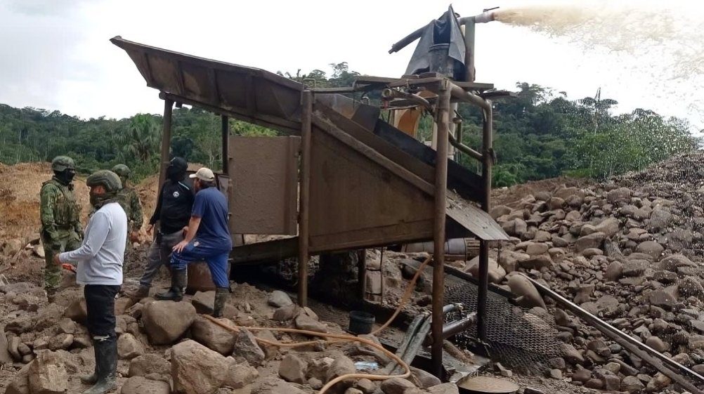 Operativo militar contra minería ilegal en Ecuador en zona montañosa de Buenos Aires Imbabura