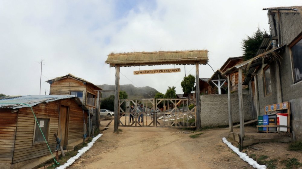 Entrada del proyecto minero Río Blanco en Azuay Ecuador tomado por minería ilegal con túneles y maquinaria abandonada