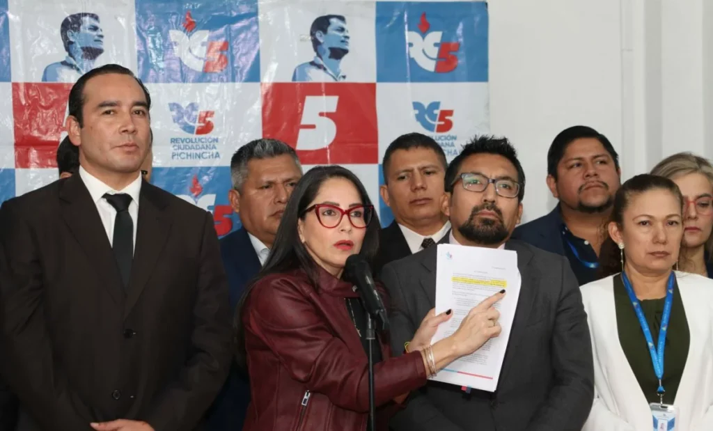 Luisa González, líder de la Revolución Ciudadana, reacciona ante la decisión del CNE sobre su participación en el referéndum 2025.