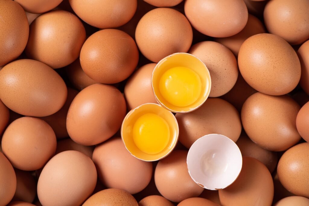 Empleado de PedidosYa Market organizando bandejas de huevos en un centro de distribución en Ecuador.