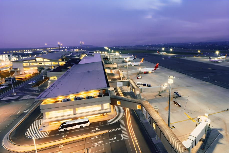 Aeronave de Aeroméxico Boeing 737 en pista del aeropuerto de Quito ampliando conectividad internacional hacia México