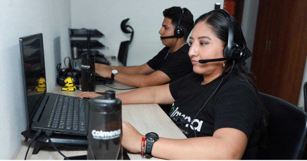 Colaboradores de COLMENA celebrando apertura de oficinas en Cuenca Ecuador con tecnología empresarial