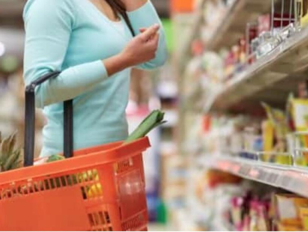 Consumidor ecuatoriano digital realiza compras online en Ecuador durante el cierre comercial de 2025.