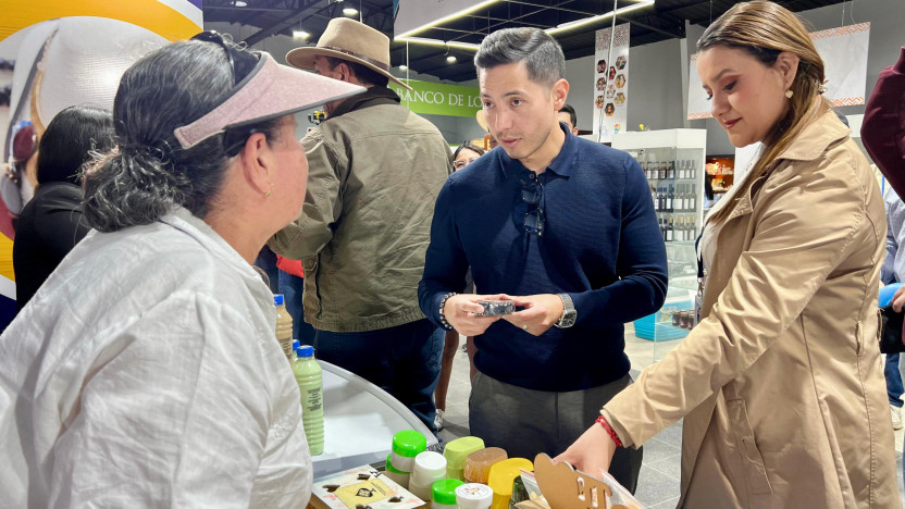 Feria de emprendimiento en Loja, 2025 – emprendedores ecuatorianos durante el programa Incentivo Emprende