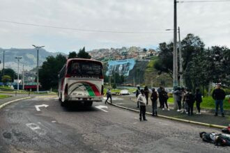Escena del accidente entre bus y moto en El Trébol, con presencia de la AMT y cierre vial en Quito.