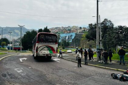 Escena del accidente entre bus y moto en El Trébol, con presencia de la AMT y cierre vial en Quito.
