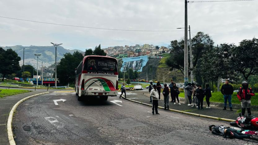 Escena del accidente entre bus y moto en El Trébol, con presencia de la AMT y cierre vial en Quito.