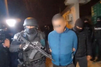 Alias ‘Gordo Arturo’ detenido por la Policía durante el Operativo Libertador III contra Los Lobos en Quito.