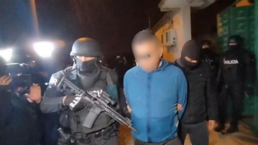 Alias ‘Gordo Arturo’ detenido por la Policía durante el Operativo Libertador III contra Los Lobos en Quito.