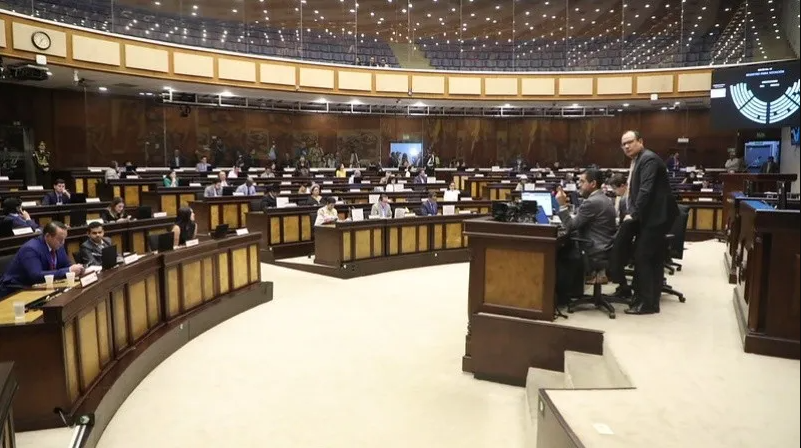 Asamblea Nacional del Ecuador durante sesión plenaria en Quito sobre la instalación de una Asamblea Constituyente simultánea.