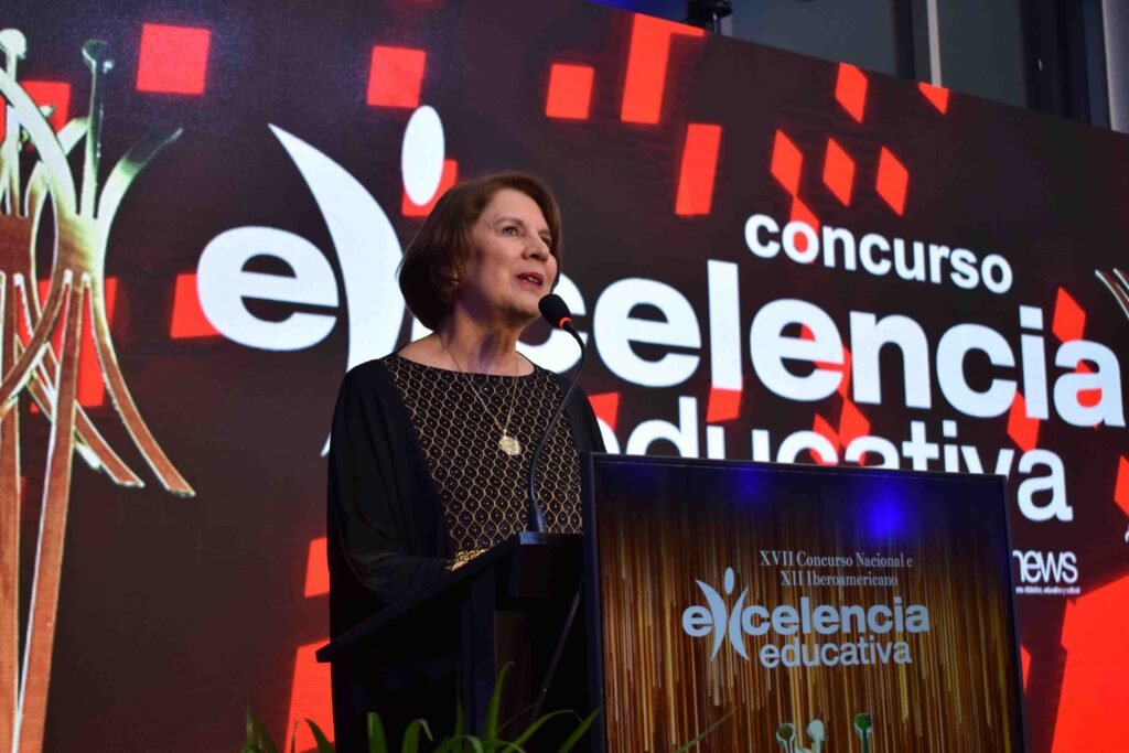 Docentes galardonados en la gala de FIDAL por su excelencia educativa en Ecuador e Iberoamérica.