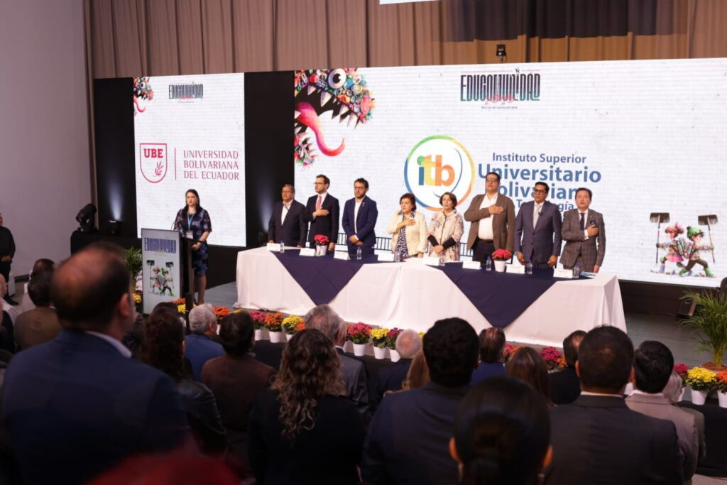 Líderes educativos reunidos en EduComunidad 2025 impulsando la sostenibilidad en Ecuador.