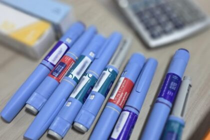 Autoridades clausuran centro estético en Guayaquil por uso indebido de medicamentos para diabéticos con fines estéticos.