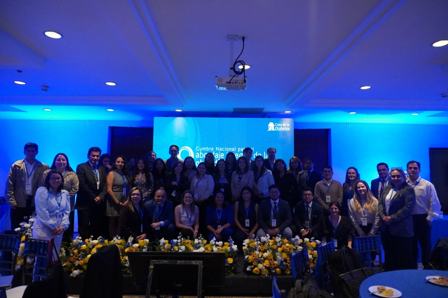 Panel de expertos en la Cumbre Nacional sobre Obesidad y Diabetes en Ecuador discutiendo políticas de salud pública