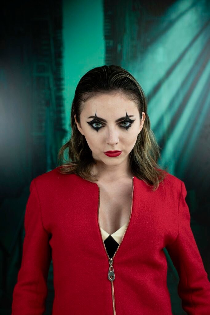 Maquillaje Color Trend de AVON para Halloween, mostrando creatividad, color y libertad de expresión.