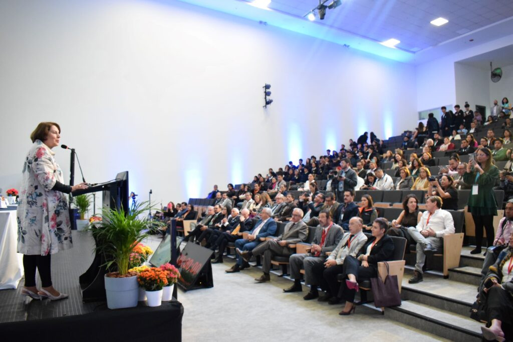 Líderes educativos reunidos en EduComunidad 2025 impulsando la sostenibilidad en Ecuador.