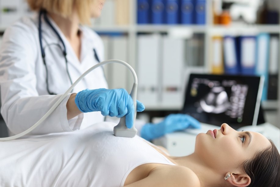 Médica radióloga analizando mamografía con sistema de inteligencia artificial para detectar cáncer de mama en pantalla digital