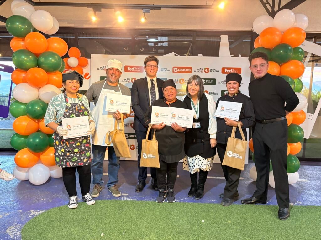 Finalistas y ganadoras de eChef 2025 junto a representantes de Grupo Entregas durante la premiación en Quito.