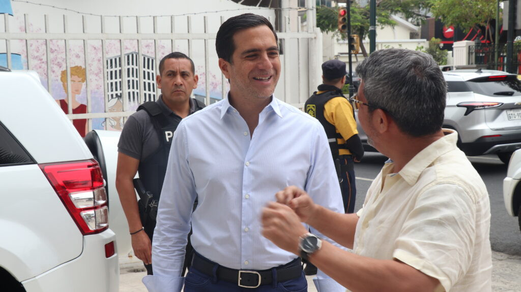 Ciudadanos utilizan los Puntos Digitales Gratuitos en Guayaquil para acceder a internet y servicios sociales del Gobierno de El Nuevo Ecuador.