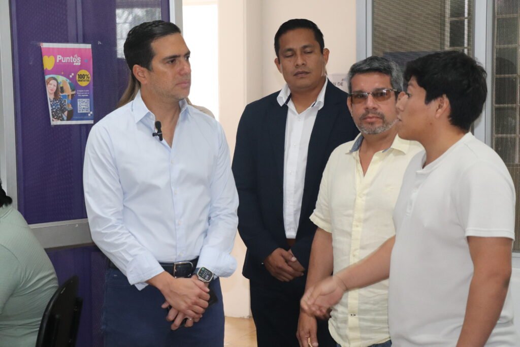 Ciudadanos utilizan los Puntos Digitales Gratuitos en Guayaquil para acceder a internet y servicios sociales del Gobierno de El Nuevo Ecuador.