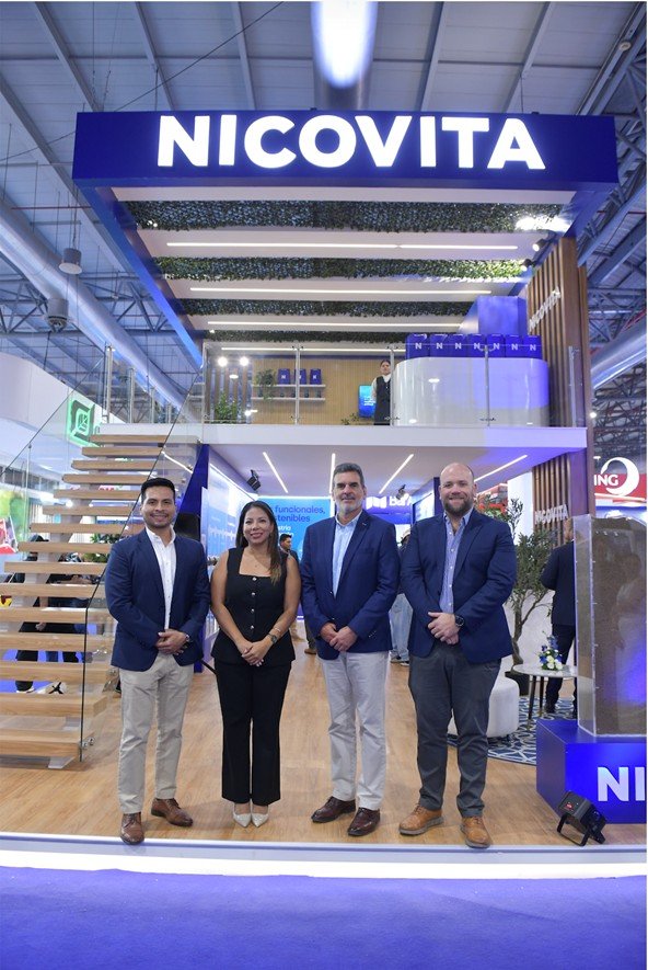 Directivos de Nicovita presentan la solución Impulso N durante Aqua Expo Internacional 2025 en Guayaquil.