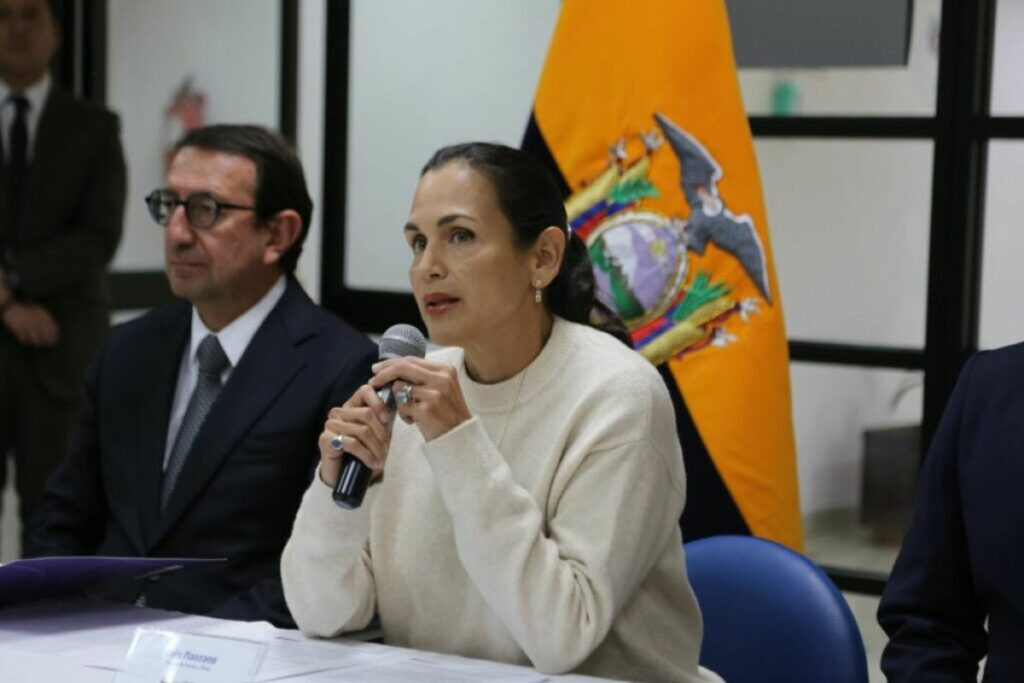 Inés Manzano durante entrevista sobre los cobros en planillas de luz en Ecuador