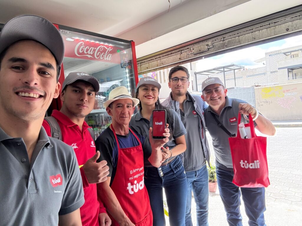 Personal de Arca Continental presentando Tuali y GANA a clientes detallistas