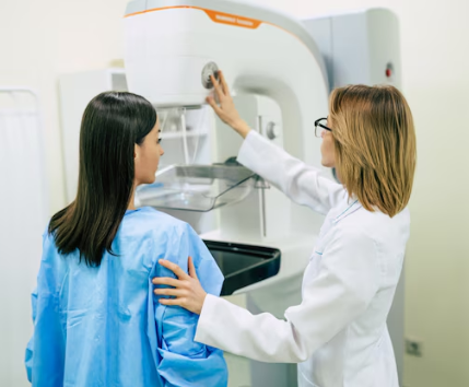 Mujer realizando exámenes de mama para detección temprana del cáncer