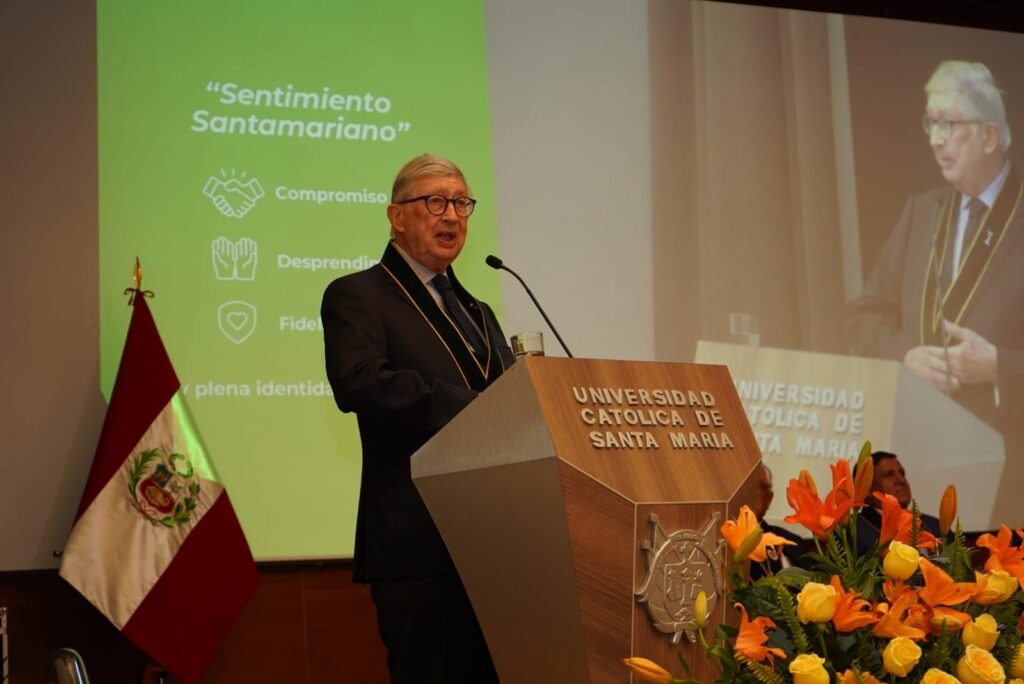 Rafael Puyol recibe la distinción de Profesor Honorario por la UCSM en Arequipa