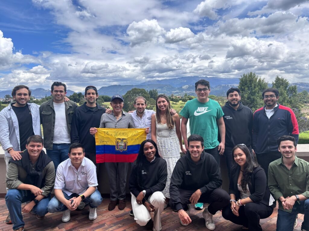 Equipo de SolarTeam reunido durante su retiro corporativo en la ascensión al volcán Fuya Fuya en octubre de 2025.