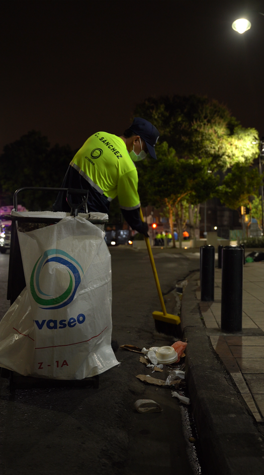 Personal del Consorcio Urvaseo realiza recolección de desechos en Guayaquil durante el feriado de octubre.