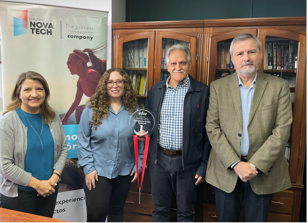 Equipo de Novatech recibiendo el reconocimiento de Infor al Mejor Proyecto ERP del Año LATAM 2024 en evento regional.