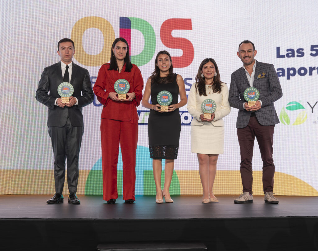 Evelyn Uquillas de Produbanco recibe reconocimiento por compromiso con los ODS durante el ODS Leaders Summit 2025.