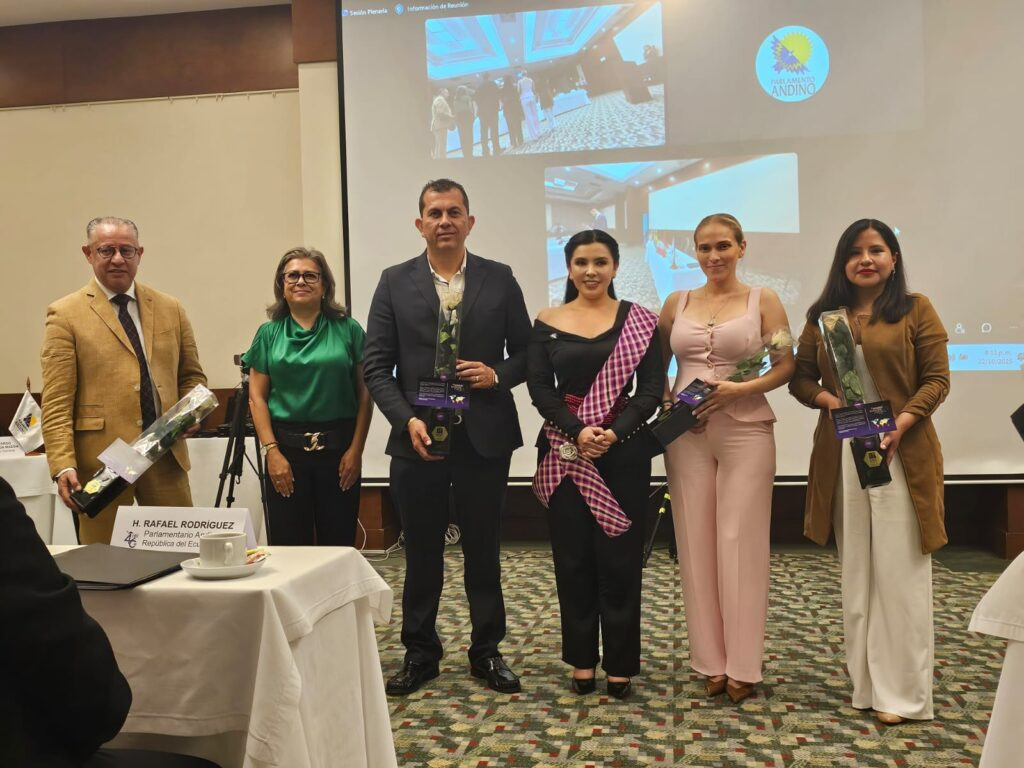 Catalina Cajías recibe la Condecoración “Manuela Sáenz” por su liderazgo colaborativo en Latinoamérica.