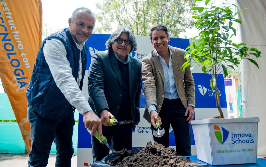 Fernando Bucheli, Nelson Moposita y Daniel Buchelli durante el evento Sembrando Futuro de Innova Schools en Quito.