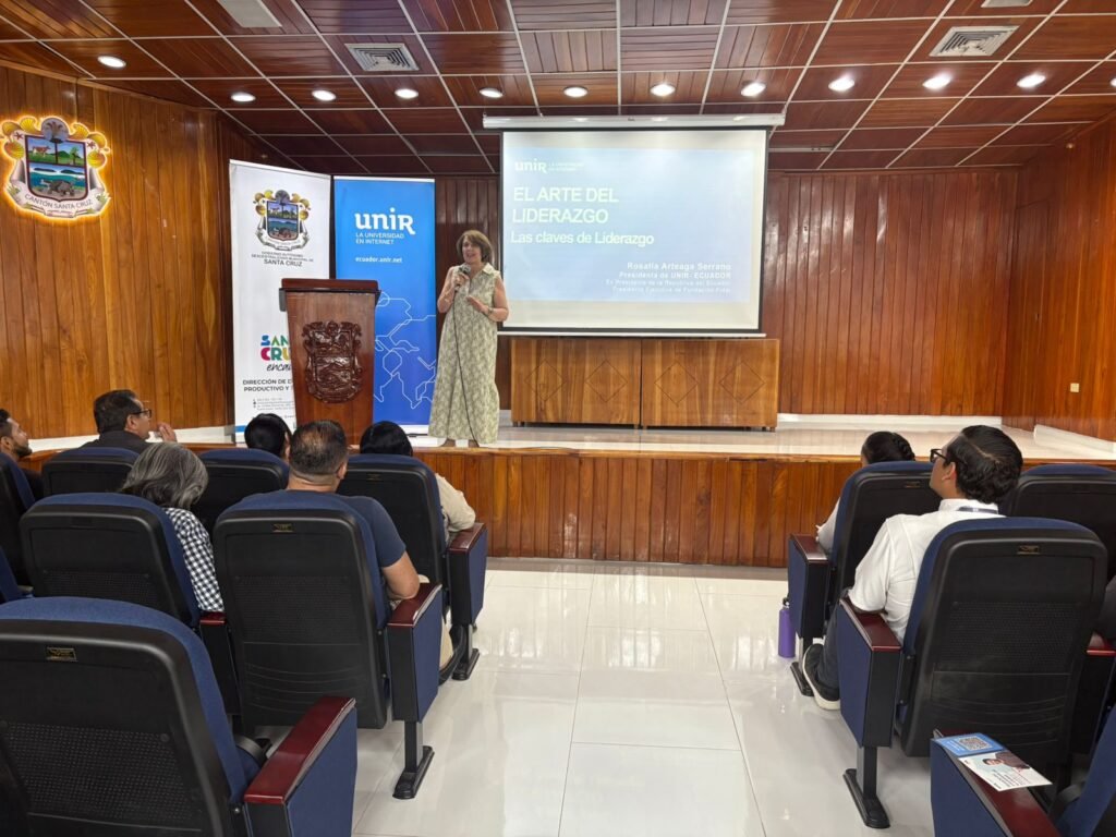 Autoridades locales y académicas de UNIR en jornada de turismo sostenible en Galápagos