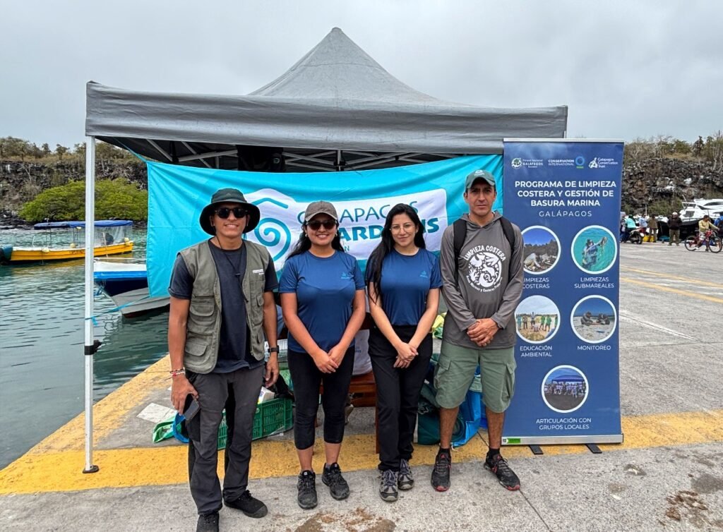 Representantes de Galápagos Guardians, Conservación Internacional y el Parque Nacional Galápagos durante la minga de limpieza costera