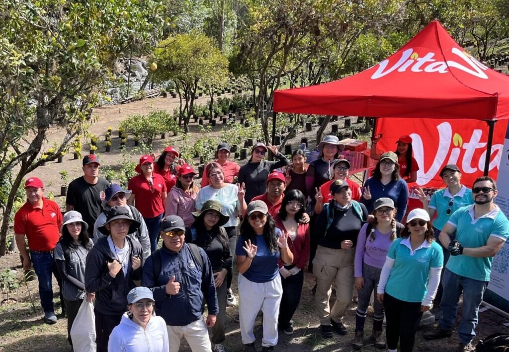 Colaboradores de Vita Alimentos y estudiantes limpiando el río San Pedro en Quito