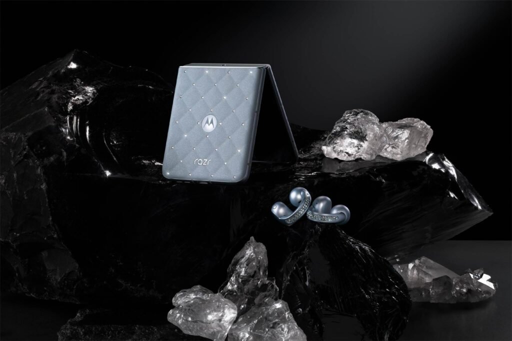 Motorola razr y moto buds loop con cristales Swarovski® en color Ice Melt sobre fondo elegante