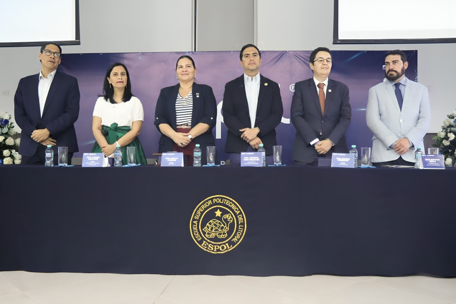 Ministro Roberto Kury entrega becas MINTEL Coding Bootcamps ESPOL para formación en analítica de datos en campus universitario
