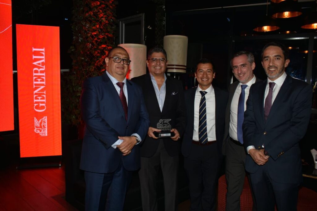 Directivos de Generali Ecuador durante el homenaje a sus aliados estratégicos en Quito