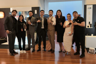 Stand de Xiaomi mostrando smartphones compatibles con 5G en Ecuador durante evento de lanzamiento de CNT con dispositivos en exhibición