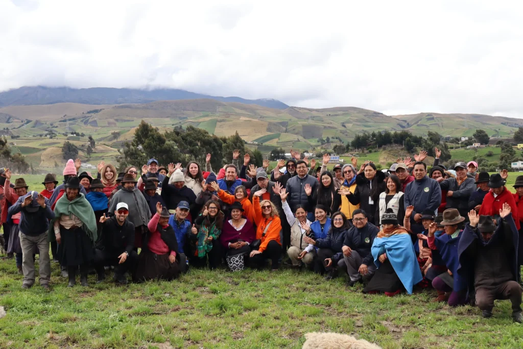 Comuneras de San Andrés en Guano lideran proyectos de agua segura y crianza de cuyes para combatir la desnutrición infantil en Ecuador.