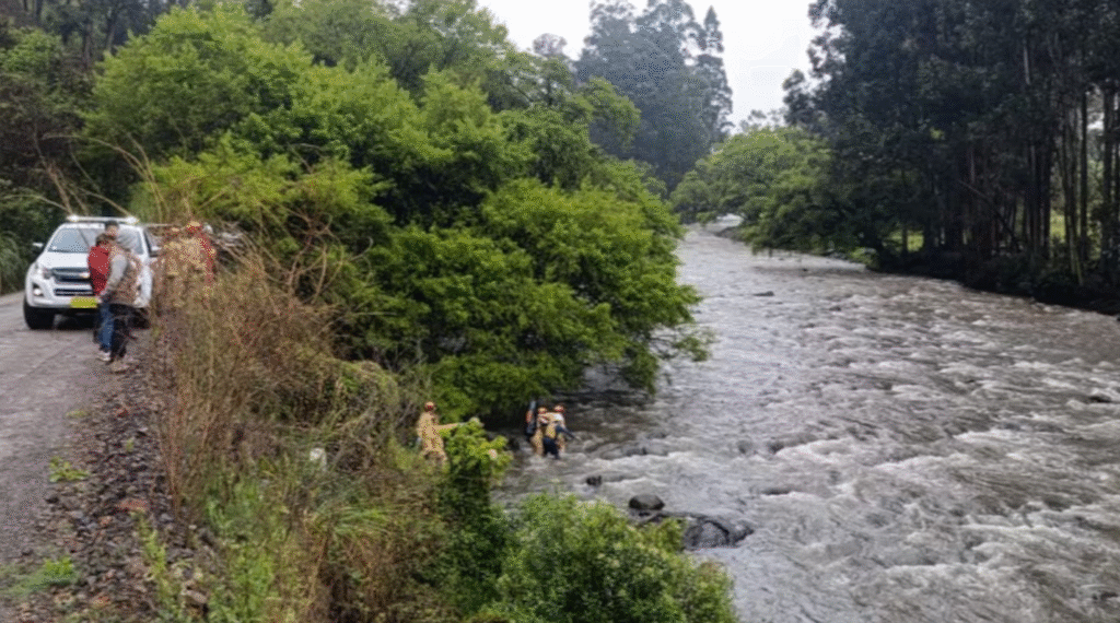 Cuerpo hallado en el río Tomebamba, Cuenca, cerca del Hospital del Río durante operativo de rescate.